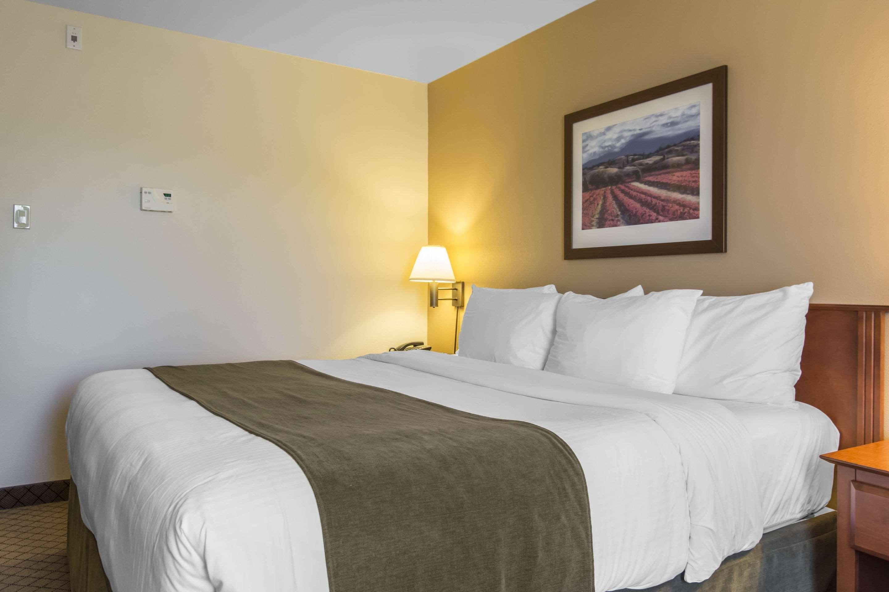 Quality Inn Airport Moncton Exterior photo