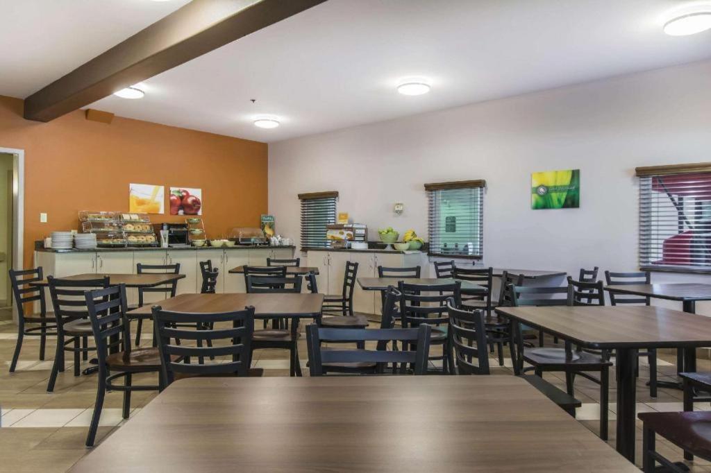 Quality Inn Airport Moncton Exterior photo