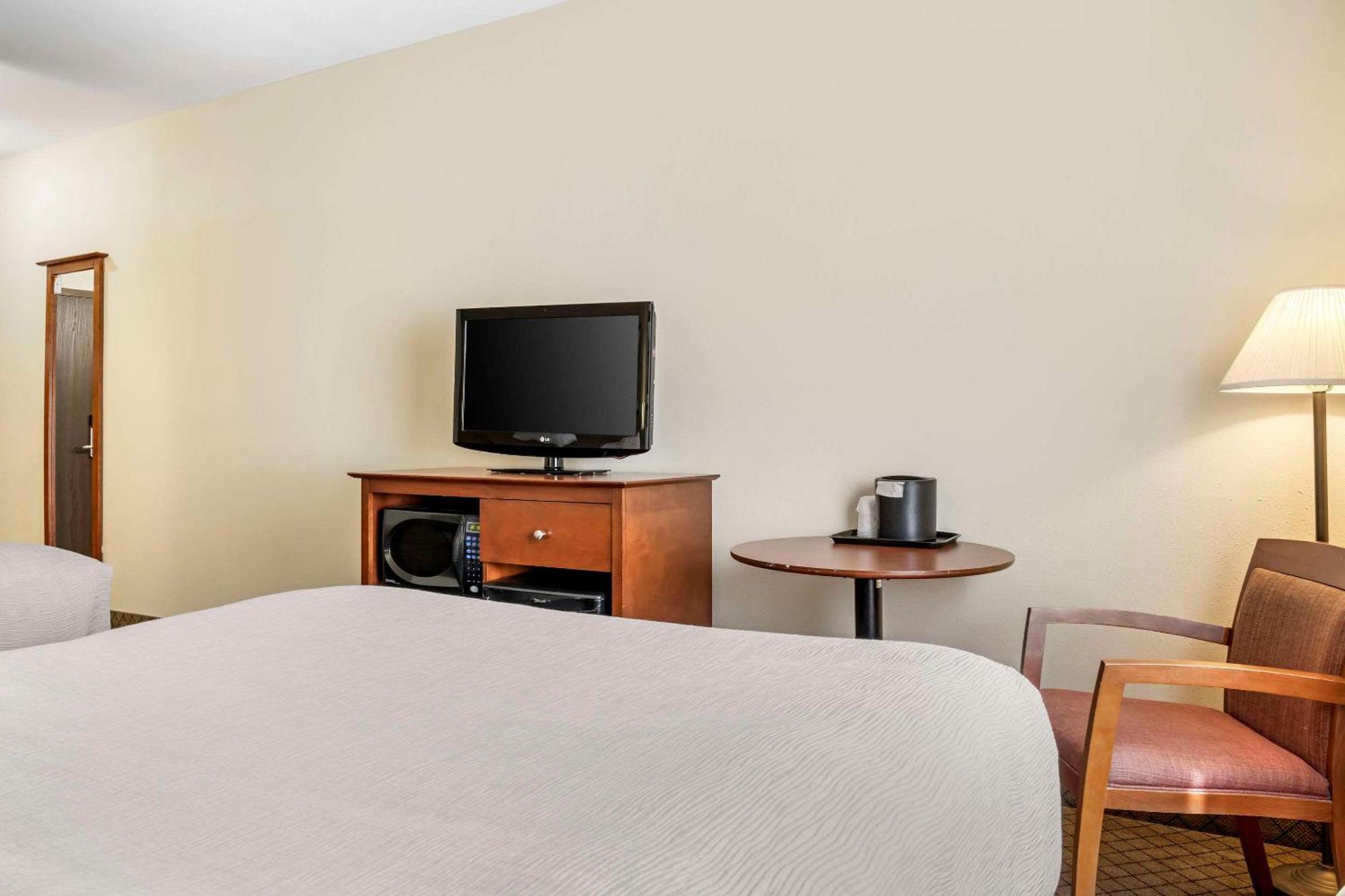 Quality Inn Airport Moncton Exterior photo